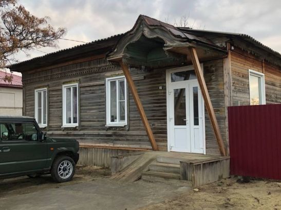 В Пролетарске старинное здание лишилось своих деревянных дверей и окон