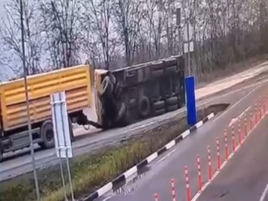 Прицеп грузовика перевернулся под Сальском