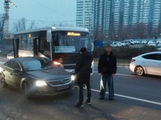 Автобус и легковушка столкнулись на Красноармейской в Ростове