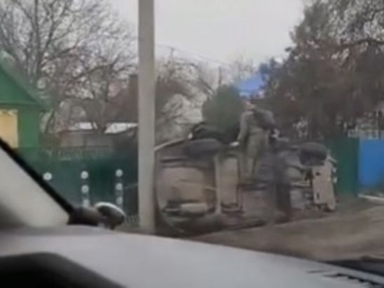 Автомобиль опрокинулся на бок в Сальске