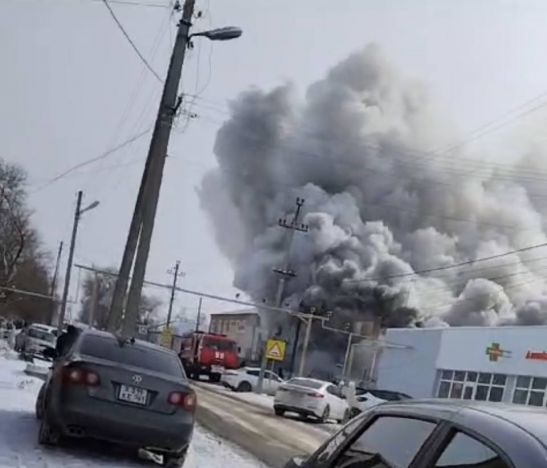 В поселке в Ростовской области произошел крупный пожар в магазине одежды