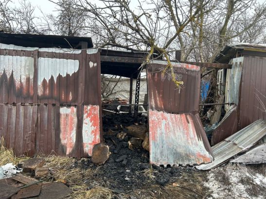 Пожар уничтожил постройку во дворе частного дома под Батайском