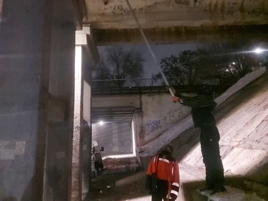 В Ростове ликвидировали огромные куски льда, свисающие с моста