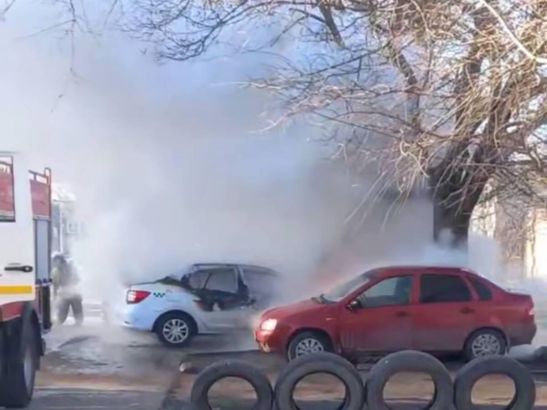 В Таганроге сгорел автомобиль такси