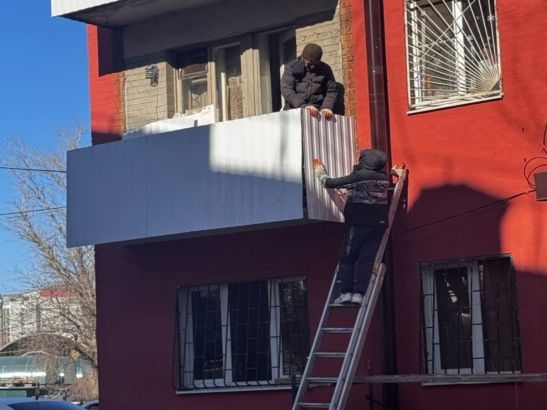 В Ростове в поврежденных после атаки беспилотников домах восстанавливают балконы