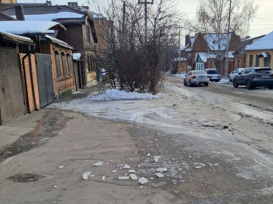 Из-за замерзшей коммунальной воды проезжая часть превратилась в каток в Ростове