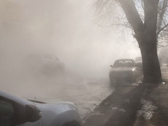 В Ростове улицу 13-ю Линию затянуло паром из-за прорыва