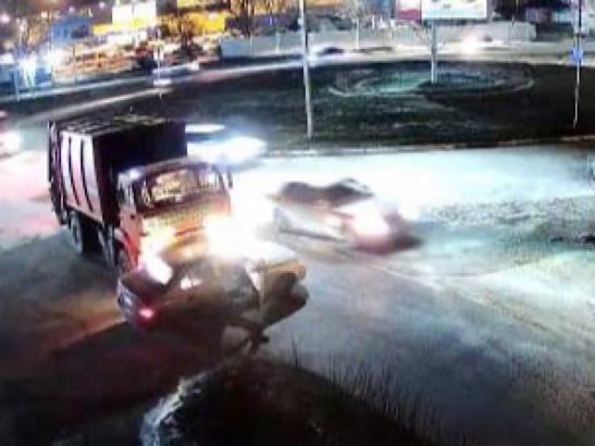 В Таганроге мусоровоз протаранил "Хендай Акцент"