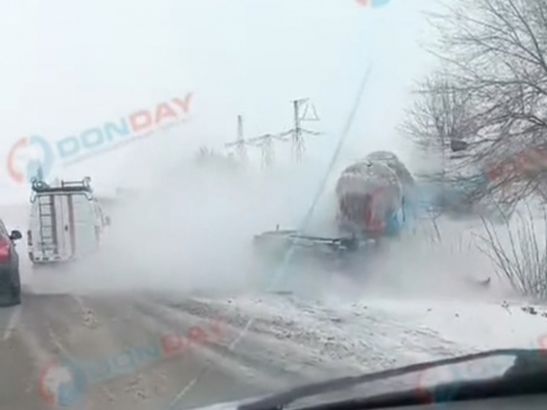 Грузовик с газом перевернулся на трассе в Ростовской области