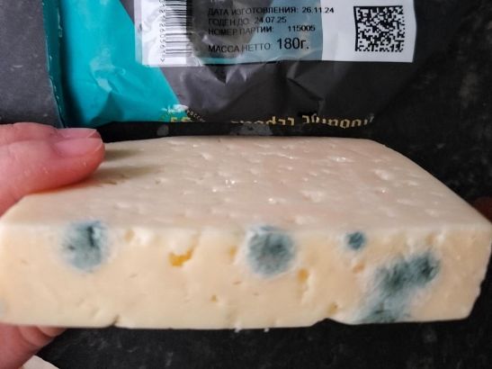 Ростовчанке продали несвежий сыр, покрытый плесенью
