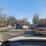 В Таганроге легковушка снесла столб после столкновения с иномаркой