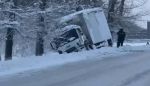 На въезде в поселок Ростовской области фура вылетела со скользкой дороги в кювет