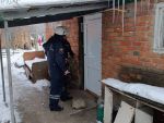Спасатели в Ростовской области взломали дверь дома, чтобы помочь хозяйке