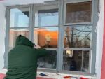 В Ростове специалисты меняют окна в поврежденных после атаки беспилотников домах