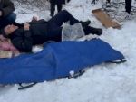 В Ростове на Таганрогской на прохожего упала заснеженная ветка