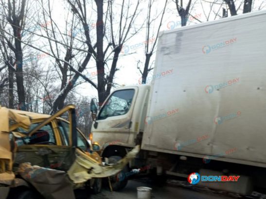 В Новочеркасске легковушку смяло в жестком ДТП с грузовиком