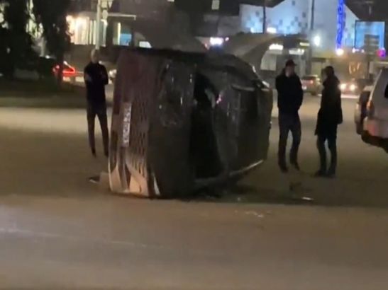 Кроссовер перевернулся на крышу после ДТП на Сельмаше в Ростове
