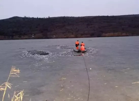 В Ростовской области мужчина и школьник утонули, провалившись под лед