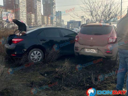 В Ростове из-за резкого маневра пострадали водители иномарок