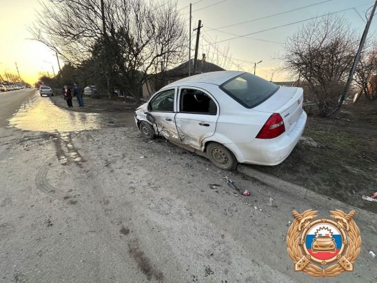 В Таганроге водитель и пассажир иномарки пострадали в ДТП