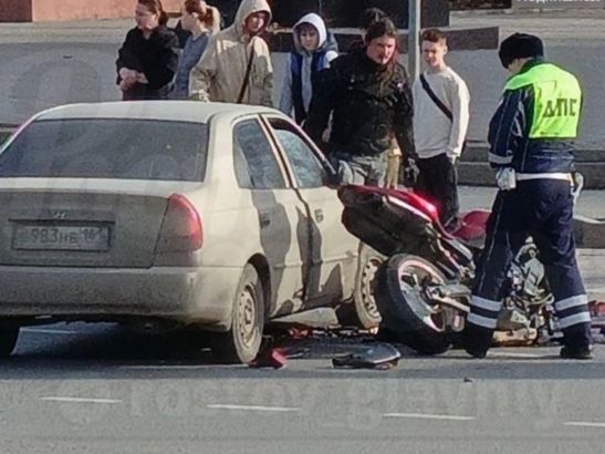 Мотоциклист врезался в припаркованную машину в Ростове
