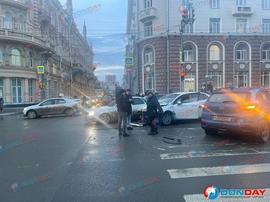 В центре Ростова возле здания администрации произошло массовое ДТП