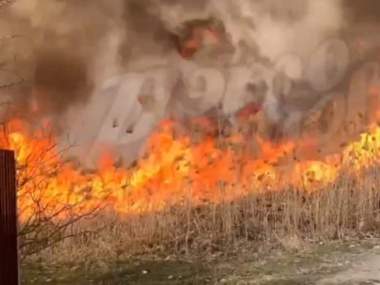 В Азовском районе ландшафтный пожар полыхает на большой площади