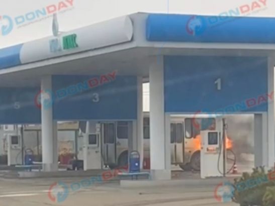 В Ростовской области загорелся автобус на заправке