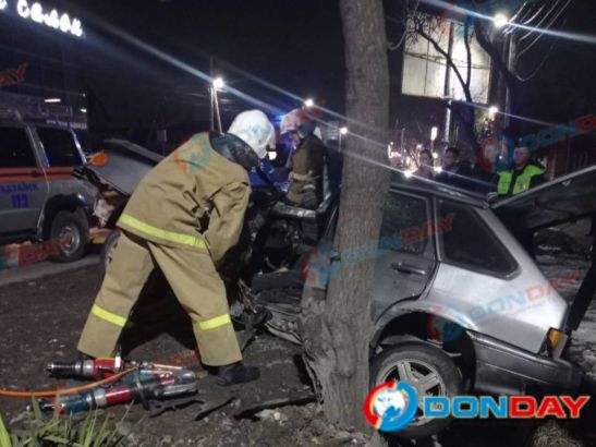 В Батайске в жесткой аварии автомобиль смяло в кювете