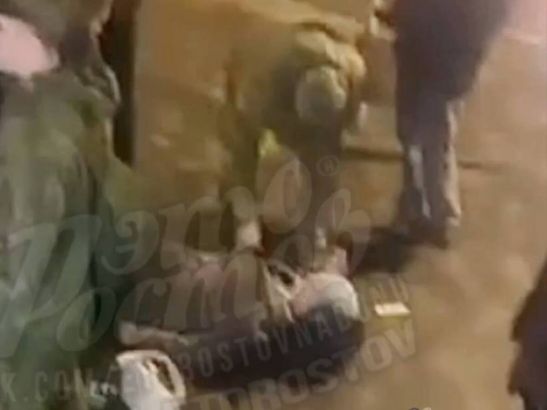 В центре Ростова неизвестный ударил мужчину ножом