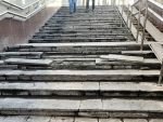 В подземном переходе в центре Ростова разрушаются ступеньки