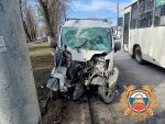В Ростове водитель минивэна пострадал, врезавшись в столб