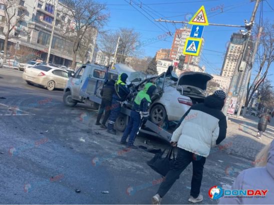 В Ростове в результате погони в ДТП пострадали два человека