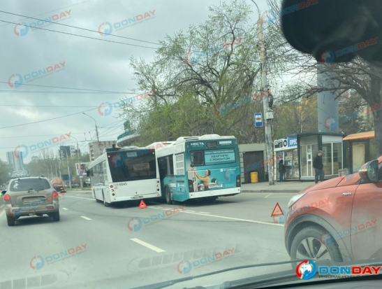 В Ростове на проспекте Михаила Нагибина столкнулись два автобуса