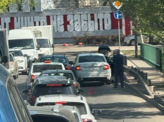 В Ростове затор сковал движение в районе Змиевского проезда из-за ДТП