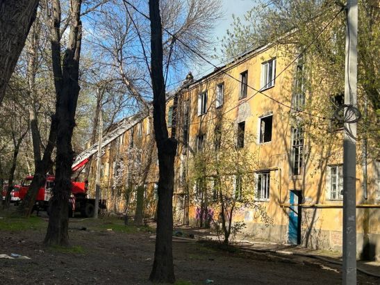 Крупный пожар в заброшенном доме на Мечникова: фоторепортаж