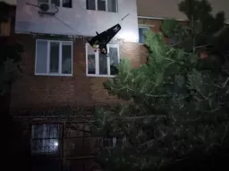 Упавший беспилотник повис на бельевых веревках трехэтажки в Аксае
