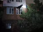 Упавший беспилотник повис на бельевых веревках трехэтажки в Аксае