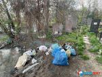 Ростовчане обнаружили горы мусора возле захоронений на Севером кладбище