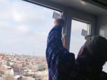 Начались работы по замене разбитых стекол в доме после атаки БПЛА в Таганроге