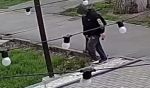 В Батайске подросток разбил светильник возле кофейни