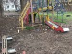 Жители Ростова пожаловались на состояние детской площадки на Западном