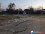 В Ростове на Театральной площади праздничный трамвай оставил после себя мусор на дороге