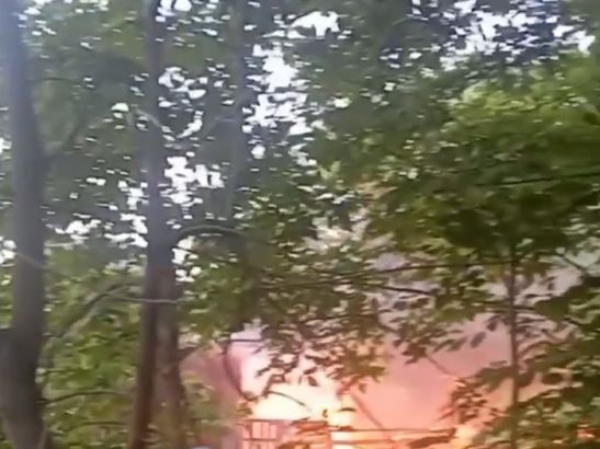 В Ростове сгорела хозпостройка на большой площади