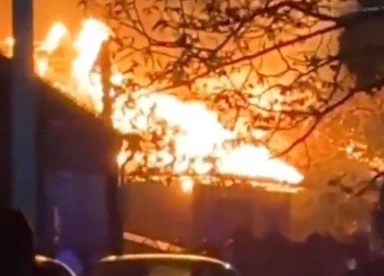 Появились новые кадры с горящим домом после атаки БПЛА в Ростовской области