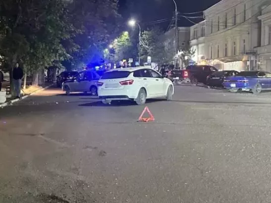 В Таганроге после ДТП иномарка протаранила бетонный мусорный бак