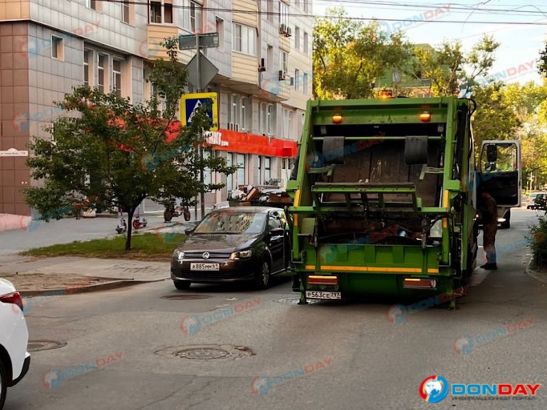 Мусоровоз в центре Ростова провалился в дорожную яму