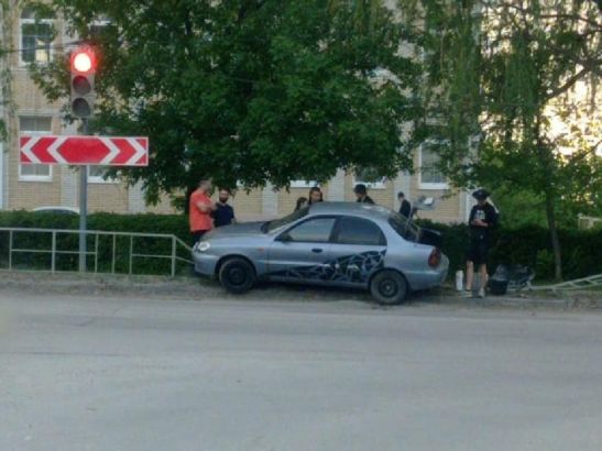Иномарка на скорости врезалась в железный забор в Волгодонске