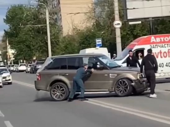 В Ростове легковушка протаранила семь автомобилей на проспекте Коммунистическом