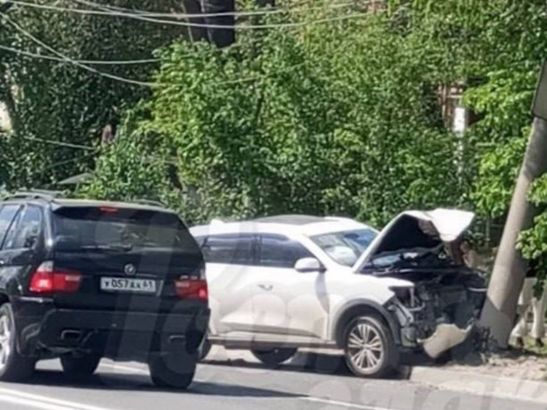 В Ростове автомобилист врезался в столб